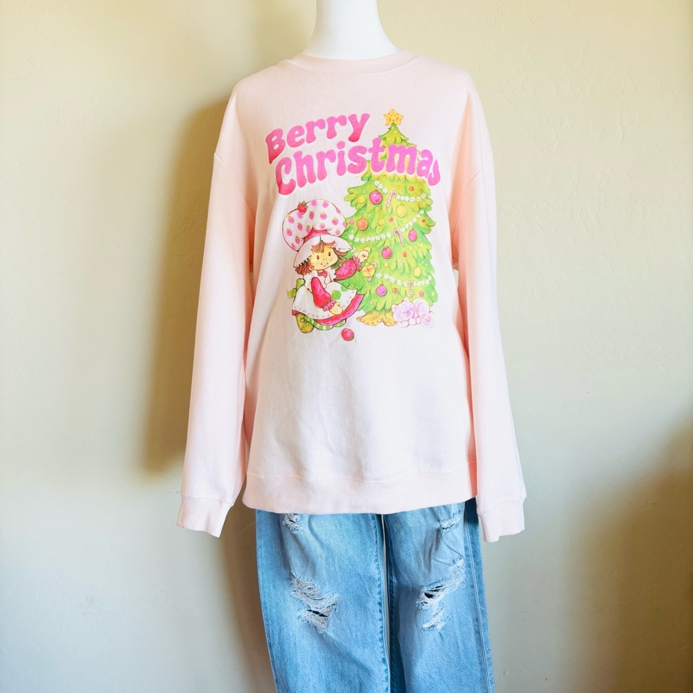 GRAPHIC SWEATSHIRT Strawberry Shortcake Berry Christmas - Picture 13 of 13